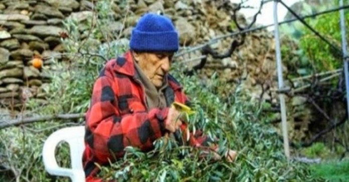 Οι γιατροί του έδιναν 9 μήνες και του πρότειναν χημειοθεραπείες- Αυτός πήγε στην Ικαρία και έζησε μέχρι τα 102